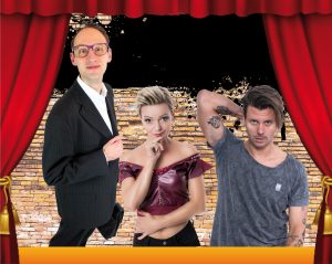 Drei Sänger und Komiker auf einer Bühne mit rotem Vorhang.