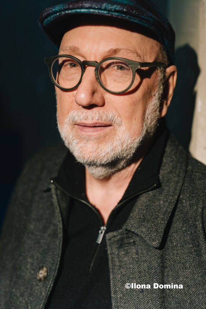 Ein Mann mit Brille und Bart lächelt in die Kamera