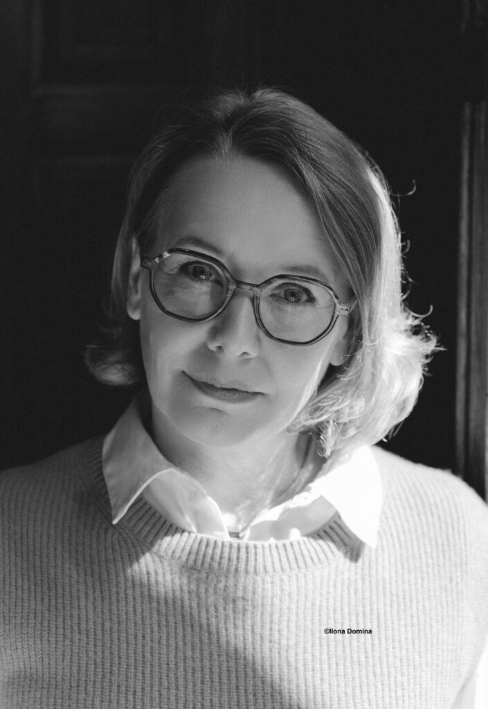 Eine Frau lächelt in die Kamera