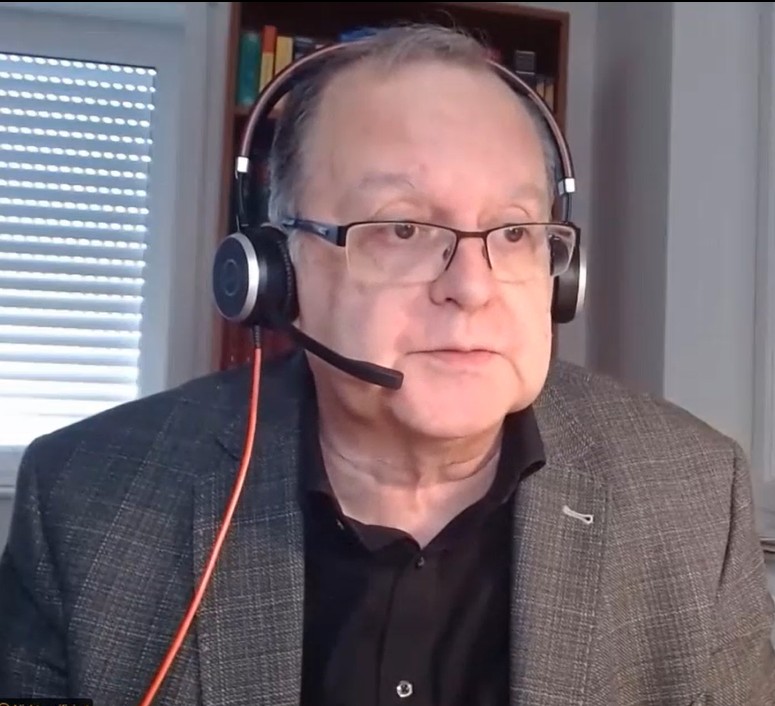 Ein Mann trägt ein Headset