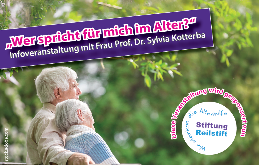 Ein älteres Paar sitzen Arm in Arm auf einer Holzbank. Im Hintergrund sieht man Natur.