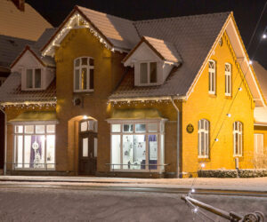 Das denkmalgeschützte Dwarshaus in winterlicher Kulisse und Beleuchtung. Schneegestöber